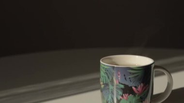 Beyaz bir masada bir fincan lezzetli aromatik sıcak çay standı.