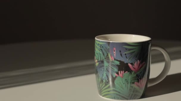 Eine Tasse Köstlichen Aromatischen Heißen Tee Steht Auf Einem Weißen — Stockvideo
