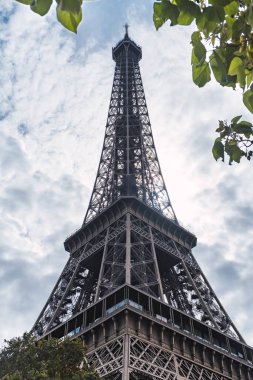 Dramatik gökyüzü ve çiçeklerle geç akşam, Paris, Fransa, Eyfel Kulesi, geniş çekim