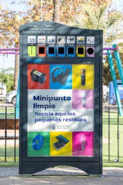 Geri dönüşüm için caddede temiz nokta