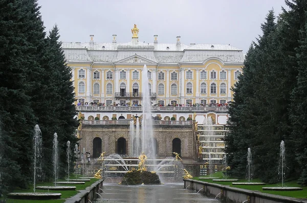 Peterhof Rosja Widok Fontannę Samsona Przed Fasadą Wielkiego Pałacu — Zdjęcie stockowe