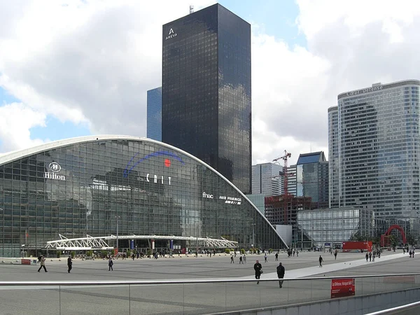 La Defense iş bölgesi cam, çelik ve betondan yapılmış gökdelenlerden oluşan bir parktır, ama aynı zamanda Paris 'in şık bir parçasıdır, savurganlık, tazelik ve kendi tarzıyla çarpıcı bir şekilde çarpar..