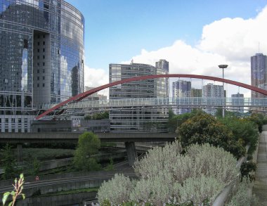 La Defense iş bölgesi cam, çelik ve betondan yapılmış gökdelenlerden oluşan bir parktır, ama aynı zamanda Paris 'in şık bir parçasıdır, savurganlık, tazelik ve kendi tarzıyla çarpıcı bir şekilde çarpar..