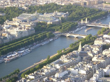 Eyfel Kulesi 'nin gözlem güvertesinden Paris ve Seine seti manzarası.