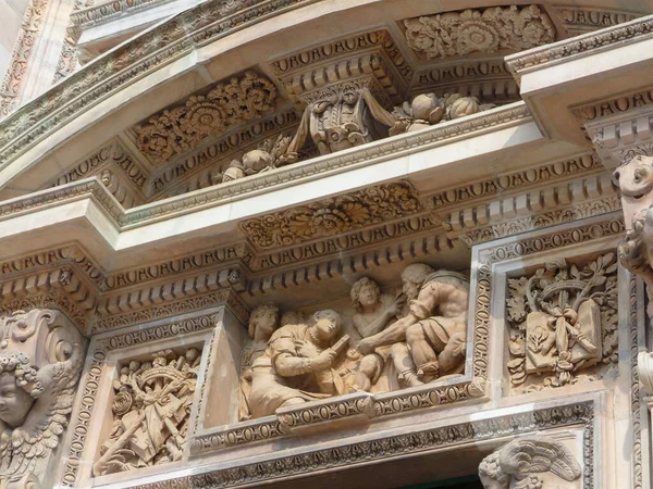 Milán Detalles Fachada Catedral Cúpula —  Fotos de Stock