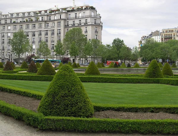 Paris Stadsbild Fyrkantig Med Triangulära Buskar — Stockfoto