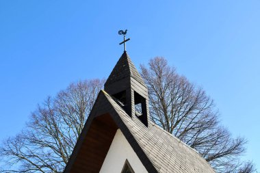 Mavi gökyüzüne karşı kilise kulesi