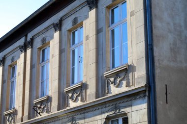 Pencereli bir binanın ön cephesi