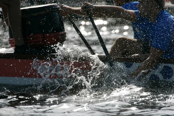 Trommel Und Paddler Auf Einem Drachenboot — Stockfoto