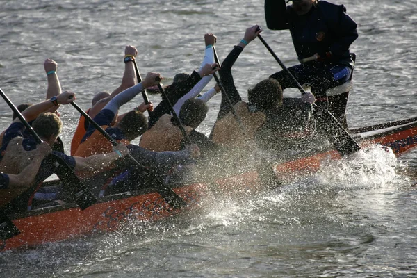 Ein Drachenboot Bei Einem Rennen — Stockfoto