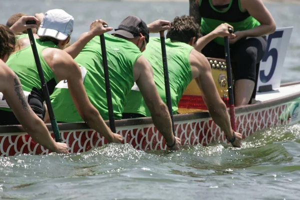 Menschen Paddeln Auf Einem Drachenboot — Stockfoto
