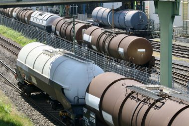 İstasyondaki petrol tankları