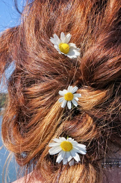 Junges Mädchen Mit Blumen Frisur — Stockfoto