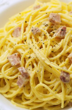 Geleneksel İtalyan carbonara makarnası.