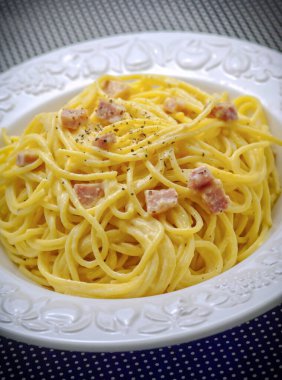 Geleneksel İtalyan carbonara makarnası.