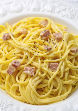 Geleneksel İtalyan carbonara makarnası.