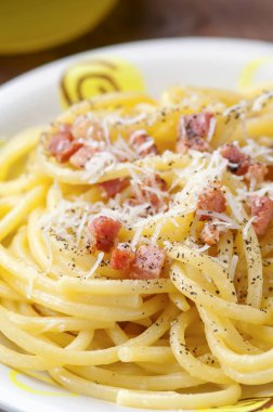 Geleneksel İtalyan carbonara makarnası.