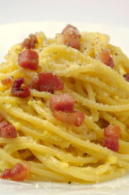 Geleneksel İtalyan carbonara makarnası.