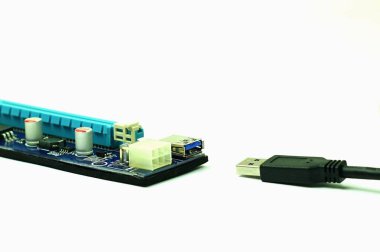 Bir GPU kartının pci-e gücünü ve USB-3 ekspres aktarıcısını usb kablolarıyla kapat. 