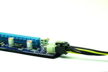 Bir GPU kartının PCI Ekspres Yükleyicisinin pci-e güç bağlantısını kapat. 