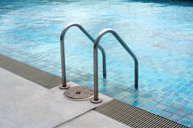 Tatil köyünde bir havuz merdiveni.. 