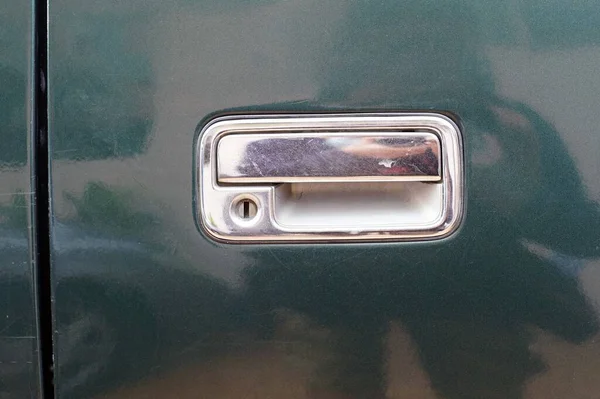 Koyu Yeşil Gövdenin Paslanmaz Kapı Açacağı — Stok fotoğraf