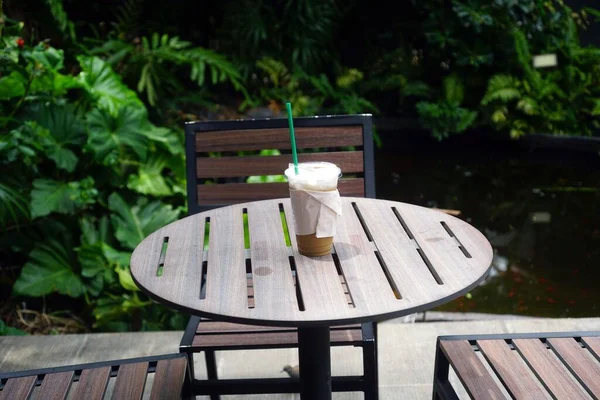 Ein Eiskaffee Auf Dem Holztisch Café — Stockfoto
