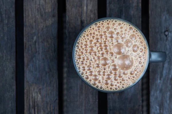 Teh Tarık 'ın Ovverhead manzarası. Yoğun köpükle servis edilen sütlü siyah çay. Malezya 'da popüler içecekler