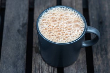 Teh Tarık, yoğun köpükle servis edilen siyah çay. Malezya 'da popüler içecekler
