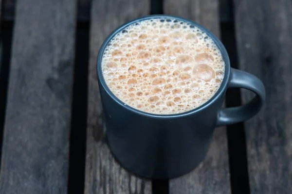 Teh Tarik, is infused black tea with milk served in thick froth. Popular drinks in Malaysia — Zdjęcie stockowe