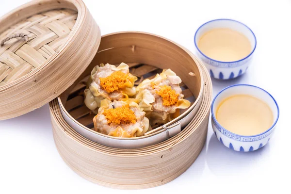 Baru dikukus siew mai atau shaomai adalah Cantonese Cina dim sum delicacy — Stok Foto