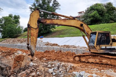 Yerleşim alanındaki heyelan için taşlı ve ağlı bir dizi eğim tutucu yapı tasarımı