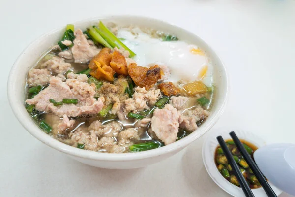 マレーシアのホーカーでラードと唐辛子を添えて卵とシンプルな中華豚麺スープ — ストック写真
