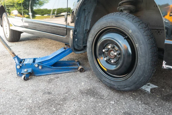 Hydraulischer Wagenheber Ersetzt Geplatzten Reifen Durch Temporären Notfall Ersatzreifen Straßenrand — Stockfoto