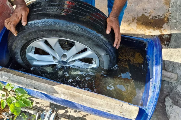 Neumático Sumergido Del Trabajador Tanque Agua Para Burbuja Para Comprobar —  Fotos de Stock