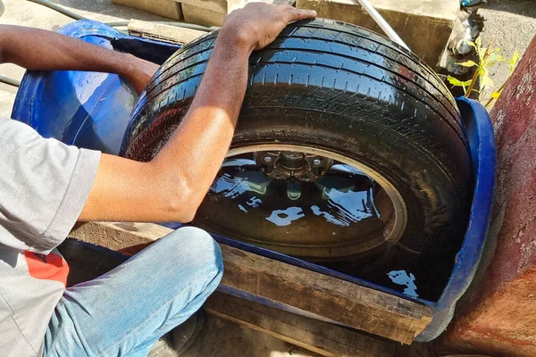 Şçi Lastiği Baloncuk Için Tankına Daldırır Pucated Hole Sızıntısının Yerini — Stok fotoğraf