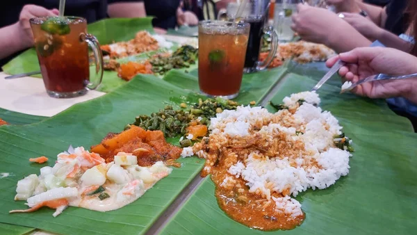 Nsanlar Restoranda Muz Yaprağında Servis Edilen Hint Baharatlı Yemeklerinin Tadını — Stok fotoğraf
