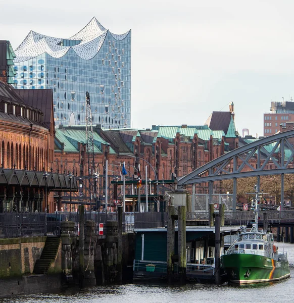 Hamburgo, Alemania - 1 de enero de 2018: Vista a la ciudad de Speicher y la filarmónica Elbphilharmonie — Foto de Stock