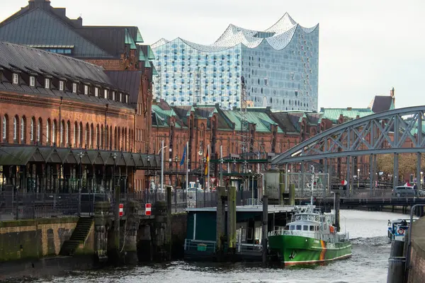 Hamburg, Almanya - 1 Ocak 2018: Speicher şehri ve Elbphilharmonie
