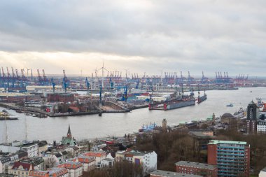 Hamburg, Almanya: 28 Aralık 2018: Landungsbruecken ve liman üzerindeki Michel kilisesinden görüntü