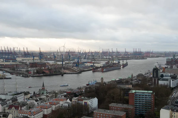 Hamburg: 28. Dezember 2018: Blick von der Michel-Kirche auf Landungsbrücken und Hafen — Stockfoto