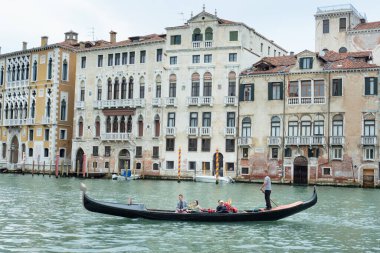 Venedik, İtalya - 17 Mayıs 2018: Tarihi Buidlings 'in önünde Canale Grande' de bir gondol