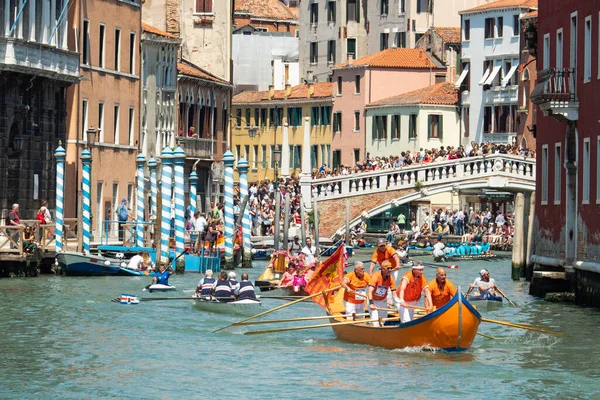 Venedik, İtalya - 20 Mayıs 2018: Şehir merkezinde Vogalonga tekne yarışması.