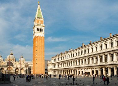 Venedik, İtalya - 17 Mayıs 2018 - Güneşli bir öğleden sonra Yoğun San Marco Meydanı.