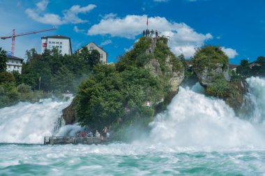 Schaffhausen, Almanya - 9 Ağustos 2021: Ren Şelaleleri üzerindeki merkez kayadaki turizm platformu