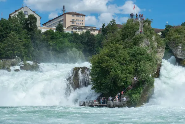 Schaffhausen, Almanya - 9 Ağustos 2021: Ren Şelaleleri 'nin vahşi suları üzerinde turizm platformu