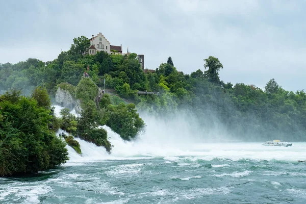 Rhen Falls i södra Tyskland på en molnig eftermiddag på hög vattennivå — Stockfoto