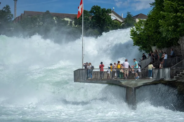 Schaffhausen, Jerman - 9 Agustus 2021: Platform turis langsung di atas air liar Air Terjun Rhine — Stok Foto