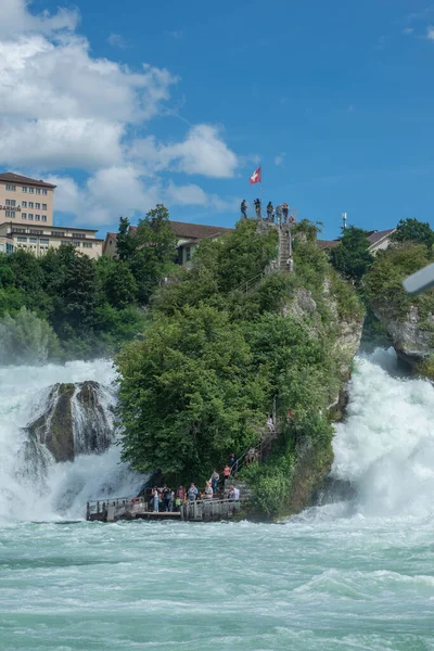 Schaffhausen, Almanya - 9 Ağustos 2021: Ren Şelaleleri 'nin vahşi suları üzerinde turizm platformu