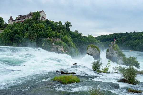 Air terjun Rhine di Jerman Selatan pada sore hari berawan di tingkat air yang tinggi — Stok Foto
